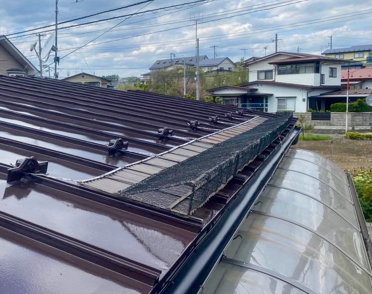 金属屋根に取り付けられたスノーネット(盛岡市)