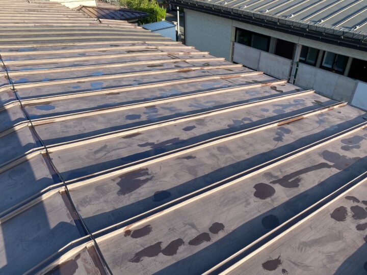 屋根塗装　錆止剤塗布