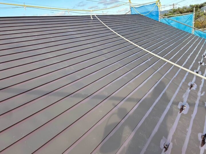 屋根塗装 下塗り後中塗り刷毛入れ