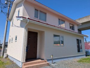 【盛岡市永井 屋根外壁塗装】鮮やかな赤屋根と上品なクリーム外壁に|K様邸