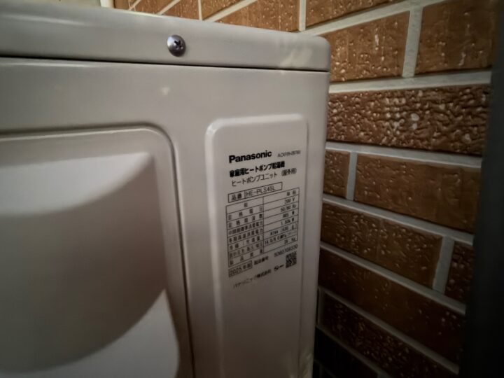 施工後 - ヒートポンプユニット銘板