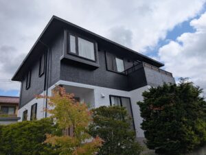 【盛岡市小鳥沢 屋根外壁塗装】チャコール×ブルーの洗練ツートンカラーに|T様邸