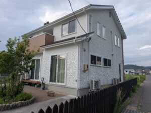 【一関市 外壁塗装】クールホワイト×レンガ調クリアで清潔感アップ｜K様邸