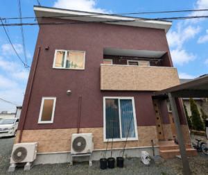 【盛岡市三本柳 屋根外壁塗装】ココアブラウン×石調クリヤーで重厚な佇まいに｜S様邸