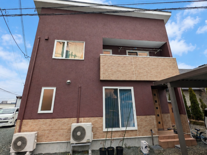 【盛岡市三本柳 屋根外壁塗装】ココアブラウン×石調クリヤーで重厚な佇まいに｜S様邸