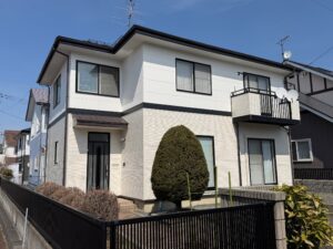 【滝沢市穴口 屋根外壁塗装】クールホワイト×ラセットブラウンで新築のような明るさに｜H様邸
