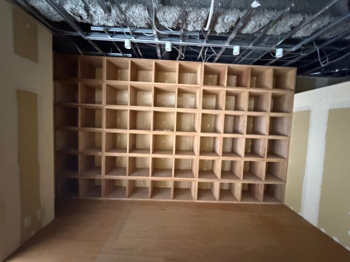 施工前:壁一面の造作棚