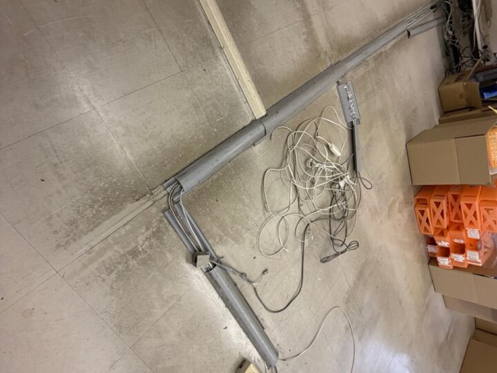 施工前:床の配線モール