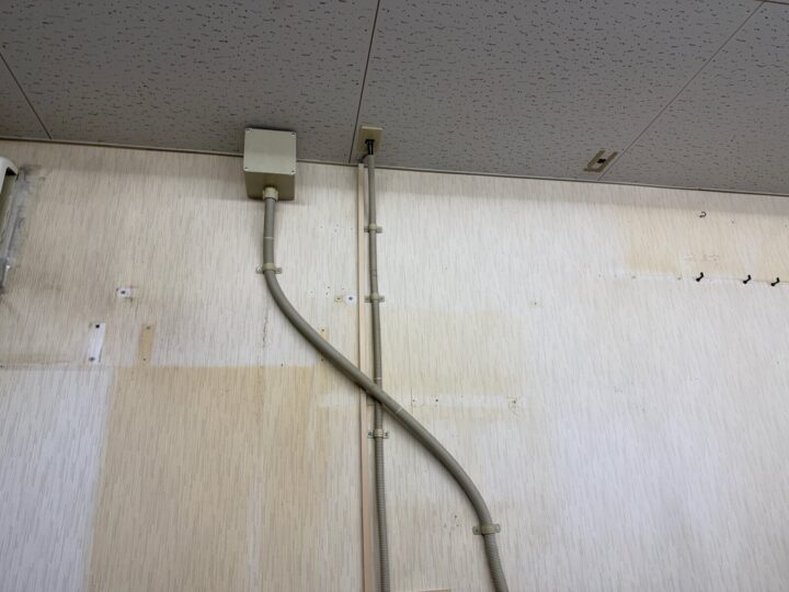 施工前:壁の露出配管とシミ