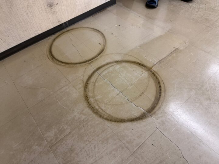 施工前:床の輪ジミ