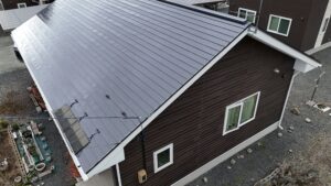 【花巻市 屋根外壁塗装】遮熱ダークグレー屋根×木目を活かす無機クリヤー外壁の仕上がり｜M様邸