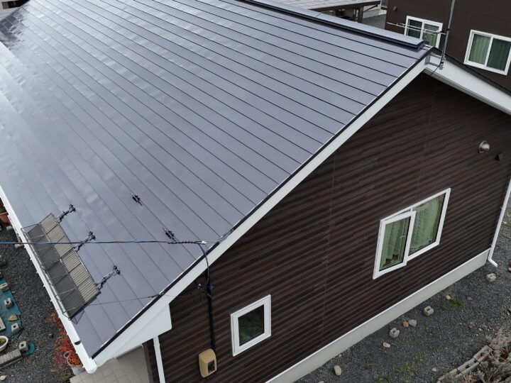 【花巻市 屋根外壁塗装】遮熱ダークグレー屋根×木目を活かす無機クリヤー外壁の仕上がり｜M様邸