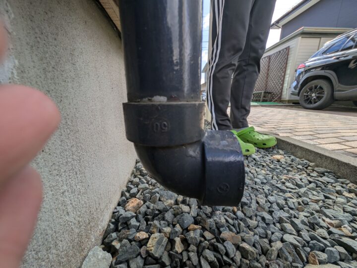 施工前:竪樋下端のエルボ
