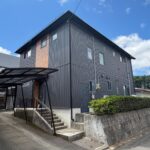 【盛岡市 外壁カバー工法・屋根塗装・雨樋交換】ミストブラック×木目調アクセントで外まわりを一新｜H様邸