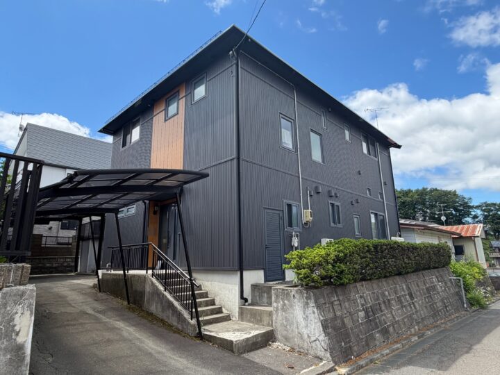 【盛岡市 外壁カバー工法・屋根塗装・雨樋交換】ミストブラック×木目調アクセントで外まわりを一新｜H様邸