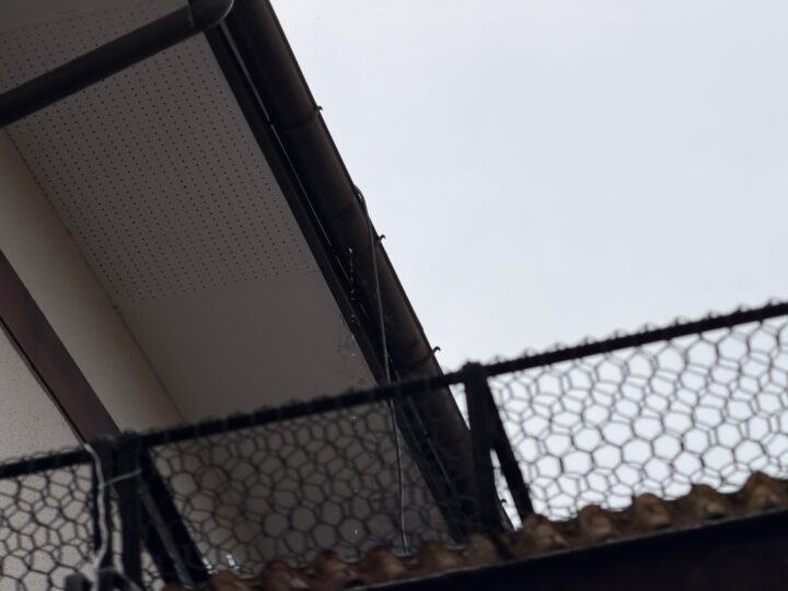 施工前:軒樋と穴あき軒天