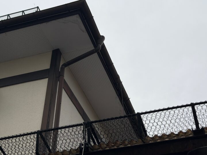 施工前:竪樋と軒樋の接続部