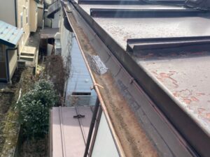 【滝沢市 雨樋修繕】光が透ける雨樋の穴を補修｜K様邸