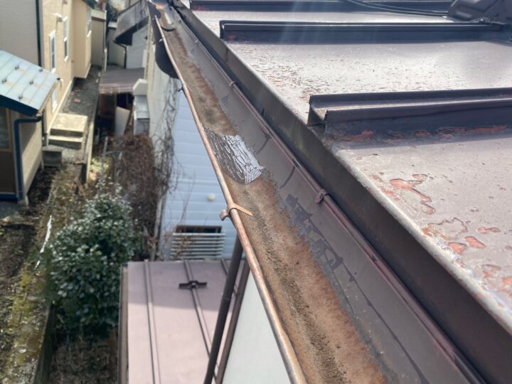 屋根の上から見た補修箇所
